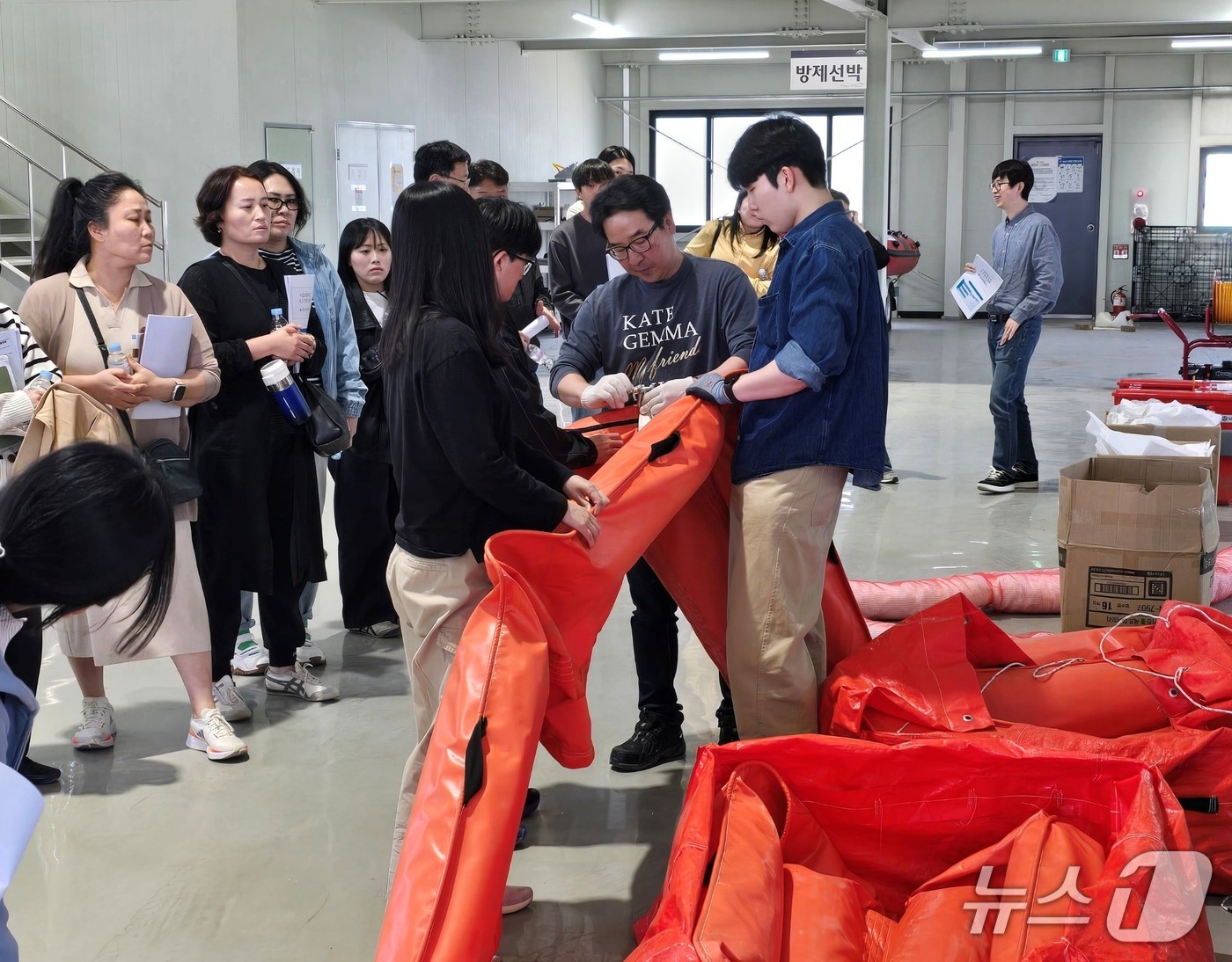 16일 원주시 남한강 방제비축센터에서 진행된 '수질오염사고 대비 방제교육'에서 참석자들이 오일펜스 운용 방법에 대한 교육을 받고 있다.(한강청 제공)