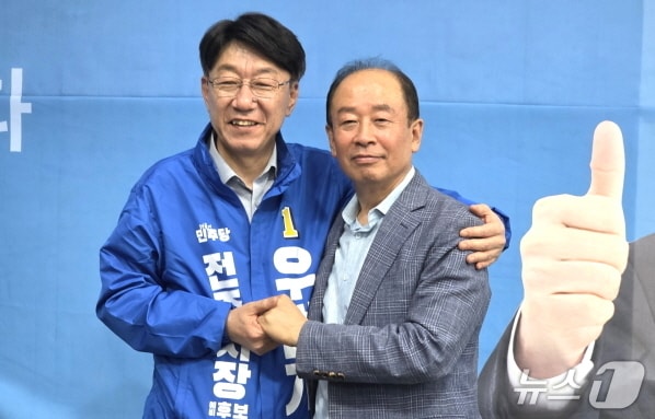 임 전 완주군수가 16일 핵심 지지자들과 함께 우범기 전주시장 예비후보 선거사무소를 방문해 지지를 선언했다.(우범기 예비후보 측 제공, 재판매 및 DB 금지)/뉴스1