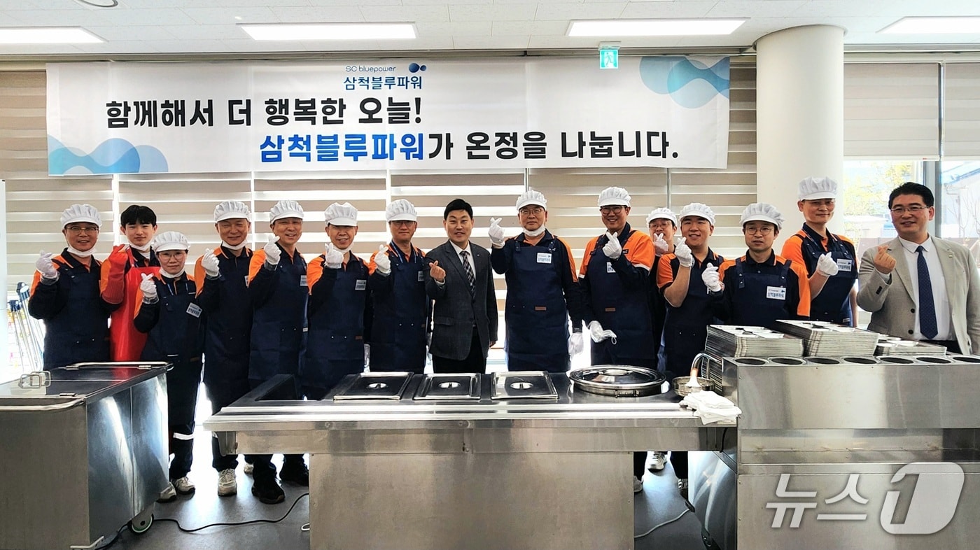 삼척블루파워 어르신 배식봉사.(삼척블루파워 제공, 재판매 및 DB 금지) 2026.4.16/뉴스1