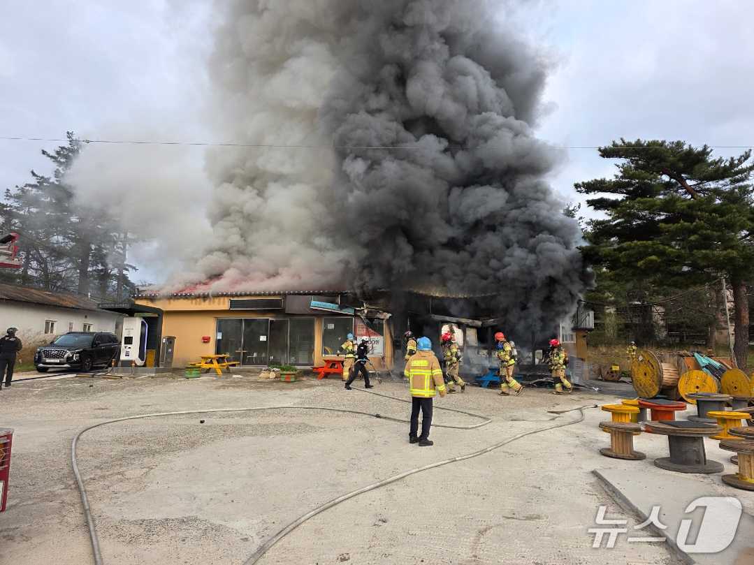 강원 고성 토성면 상가 화재 현장.(강원도소방본부 제공, 재판매 및 DB금지)