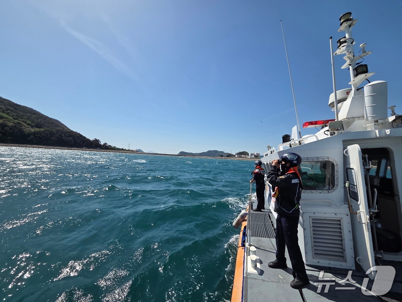 다이버들이 실종된 해역을 수색하고 있는 해경.(통영해경 제공. 재판매 및 DB금지)