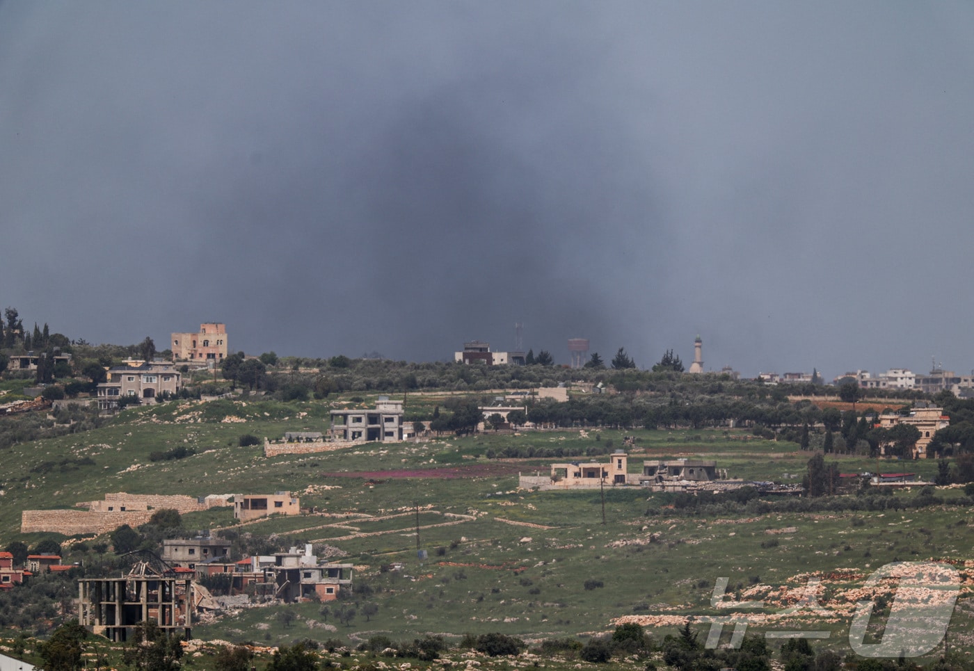 16일(현지시간) 이스라엘 측 레바논 접경지에서 바라본 남부 레바논 상공에 폭발에 의한 것으로 추정되는 연기가 피어오르고 있다. 2026.04.16. ⓒ 로이터=뉴스1