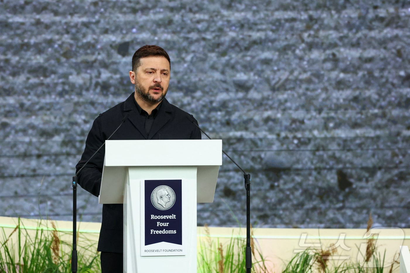 볼로디미르 젤렌스키 우크라이나 대통령이 16일(현지시간) 네덜란드 미델뷔르흐에서 열린 루스벨트 재단의 올해 '4대 자유상' 시상식에 참석, 수상소감을 전하고 있다. 2026.04.16. ⓒ 로이터=뉴스1