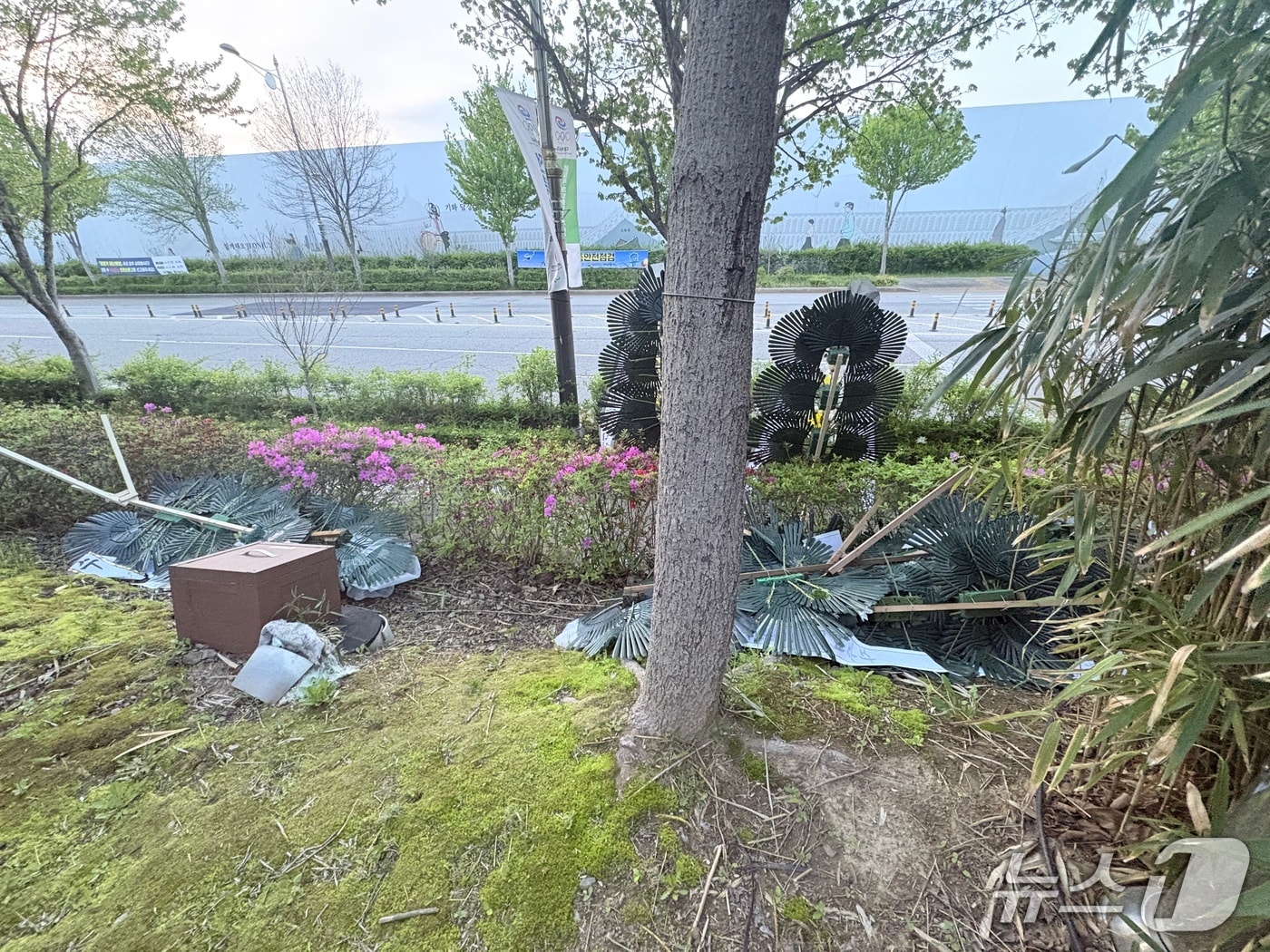 16일 오후 전북도청 인근에 세워져 있던 화환이 파손된 상태로 발견됐다.(독자제공. 재판매 및 DB 금지)/뉴스1