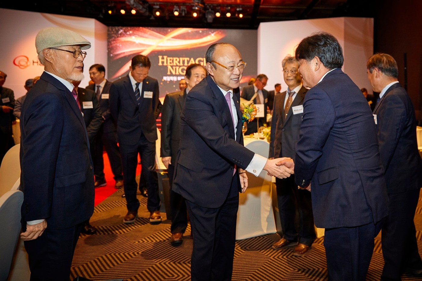 김승연 한화그룹 회장이 16일 북일학원 퇴직교사 초청만찬에 참석한 선생님들과 인사를 하고 있다. (한화커뮤니케이션위원회 제공)