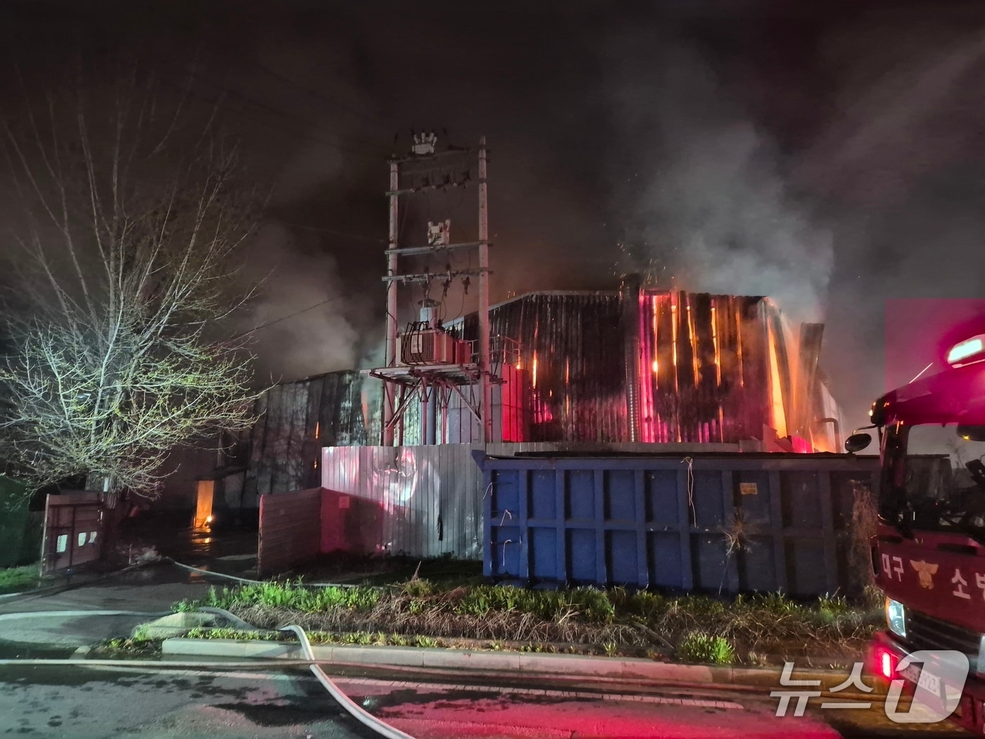 17일 오전 2시9분쯤 대구 달성군 하빈면의 한 폐기물 처리 공장에서 불이 나 소방 당국이 진화 중이다.(독자 제공. 재판매 및 DB금지)