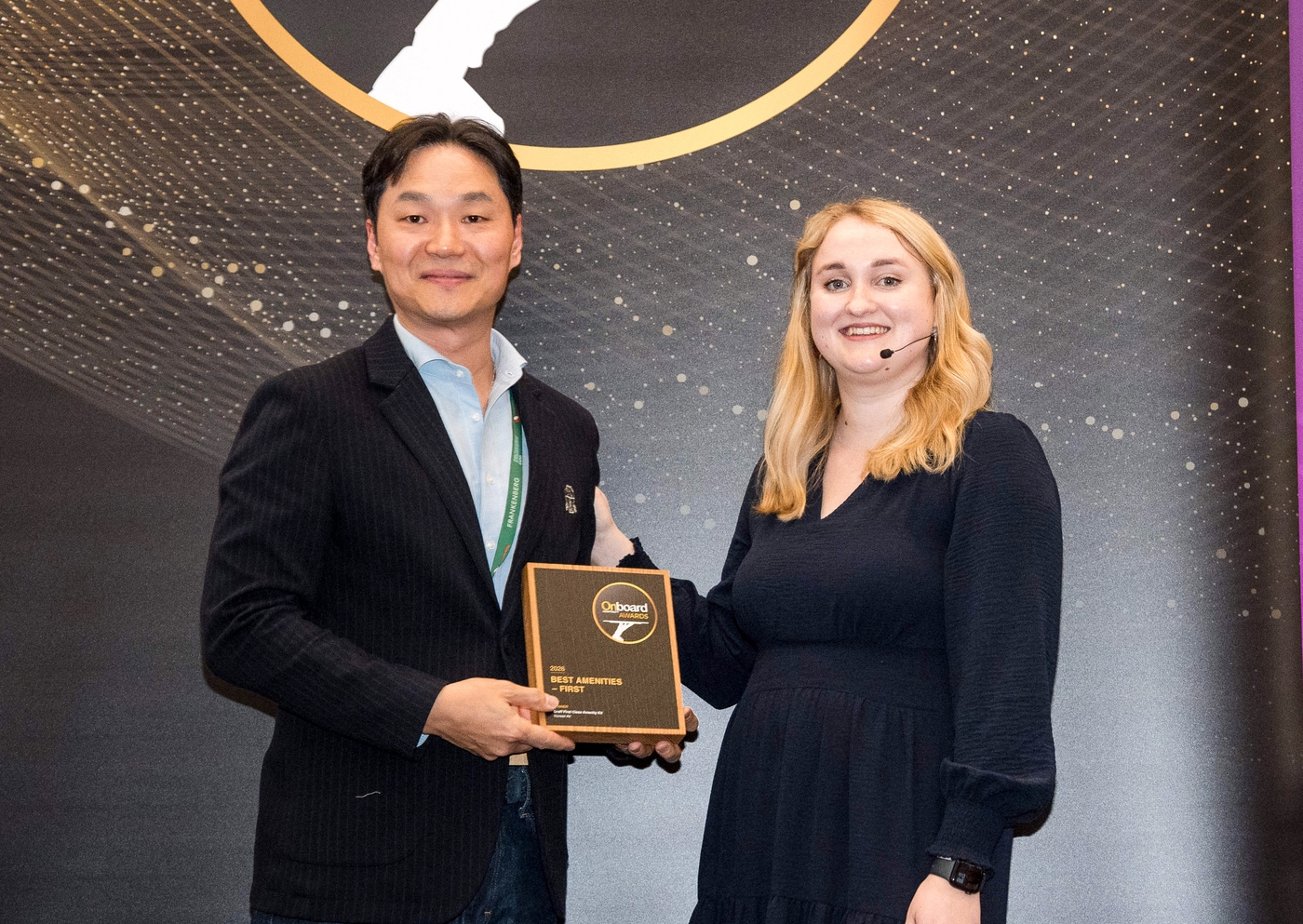 14일 독일 함부르크서 열린 '2026 온보드 호스피탈리티 어워즈' 시상식에서 장성현 대한항공 마케팅/IT, 객실 및 서비스 부문 부사장이 기내 서비스 4개 부문을 수상하며 기념사진을 촬영하고 있다. (대한항공 제공)