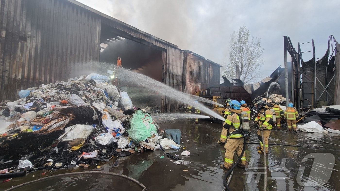 17일 오전 2시9분쯤 대구 달성군 하빈면의 폐기물 처리 공장에서 원인을 알 수 없는 불이 나 소방 당국이 진화하고 있다. 불은 공장 2개 동을 태우고 8시40분 만에 진화됐다.(대구소방안전본부 제공. 재판매 및 DB금지) ⓒ 뉴스1 이성덕 기자