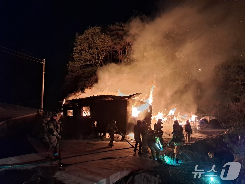 16일 오후 11시 19분쯤 영덕군 병곡면 단독주택에서 불이나 소방대원들이 불을 끄고 있다.(경북소방본부 제공. 재판매 및 DB 금지)2026.4.17/뉴스1
