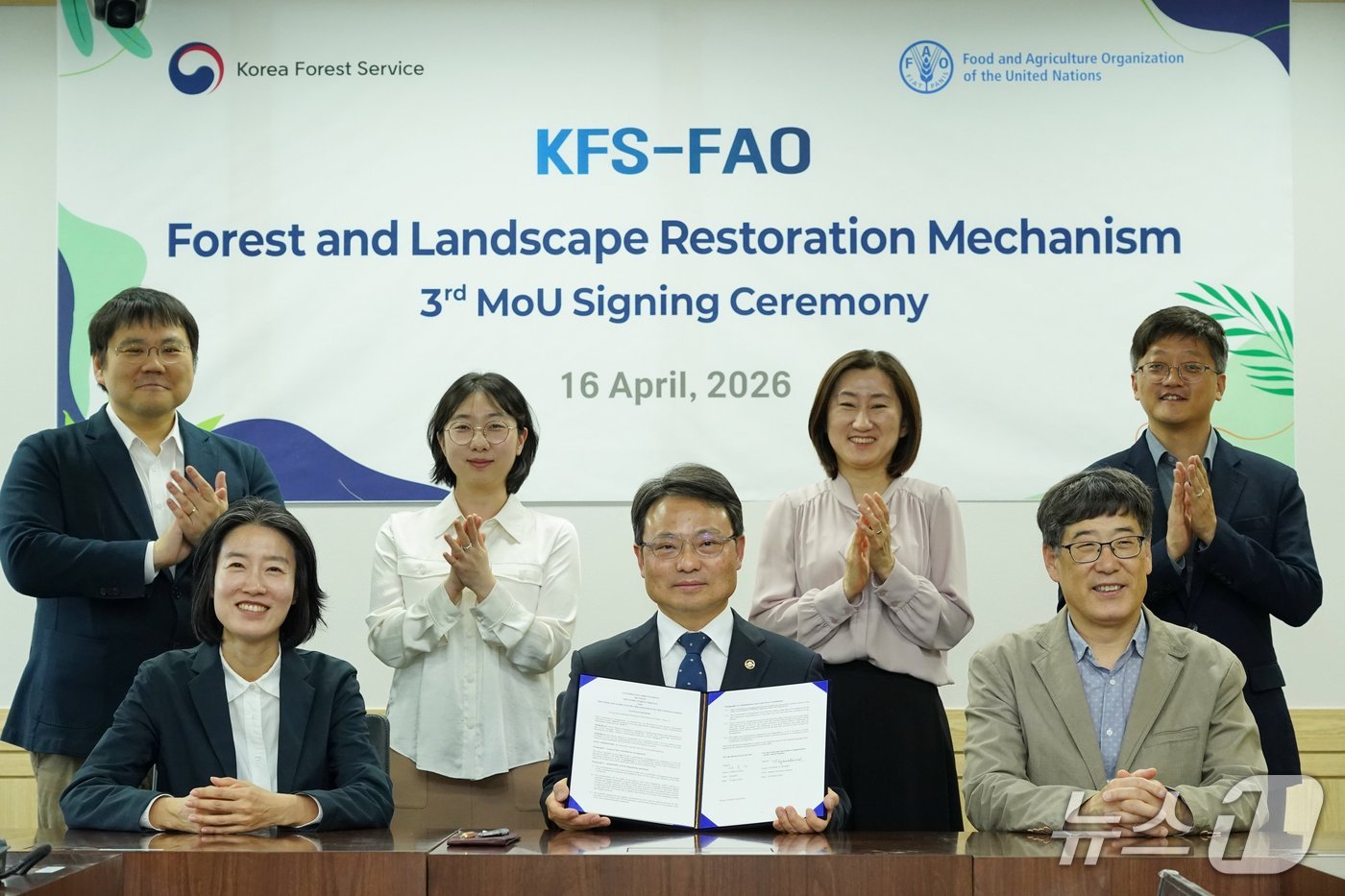 박은식 산림청장(가운데)이 유엔식량농업기구와의 '산림경관복원 메커니즘 3차기 사업 추진을 위한 양해각서'에 서명을 하고 기념사진을 촬영하고 있다.(산림청 제공. 재판매 및 DB금지)/뉴스1