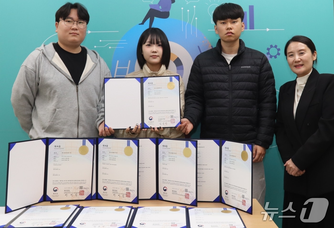 박금미 구미대 도시조경디자인과 학과장이 산학협력으로 특허를 출원한 학생들.(구미대 제공. 재판매 및 DB금지)/뉴스1