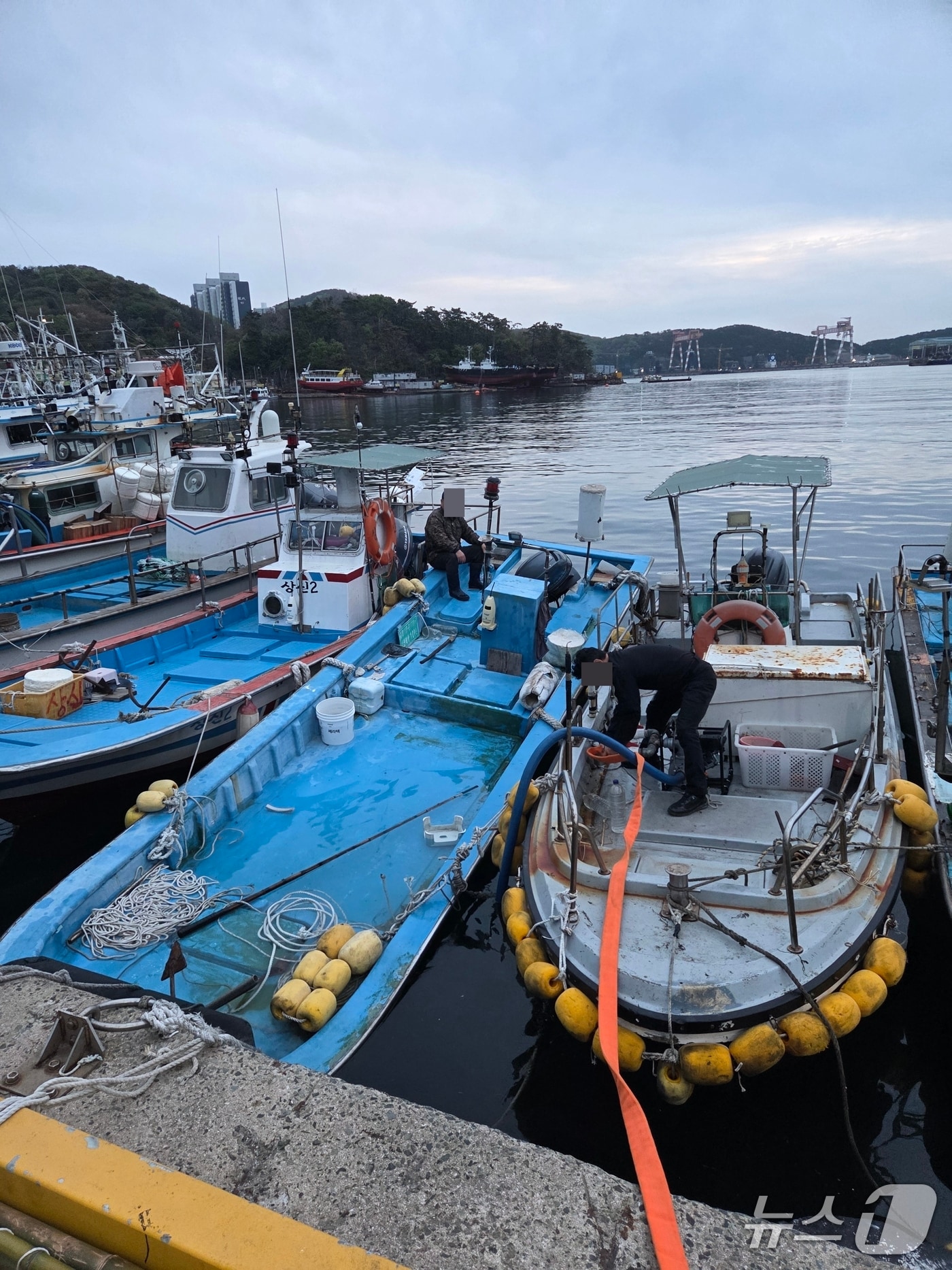 부산 다대항에 계류 중 침수한 어선 A 호 모습(해경 제공. 재판매 및 DB금지)