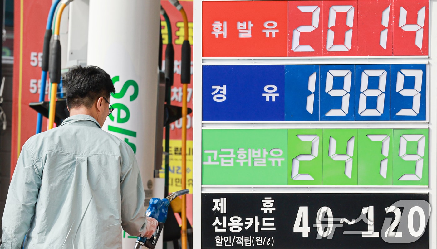 국제유가의 상승으로 전국 주유소 휘발유·경유 평균가격이 2000원대 돌파를 눈앞에 둔 17일 서울 시내의 한 주유소를 찾은 시민이 주유를 하고 있다. ⓒ 뉴스1 이호윤 기자