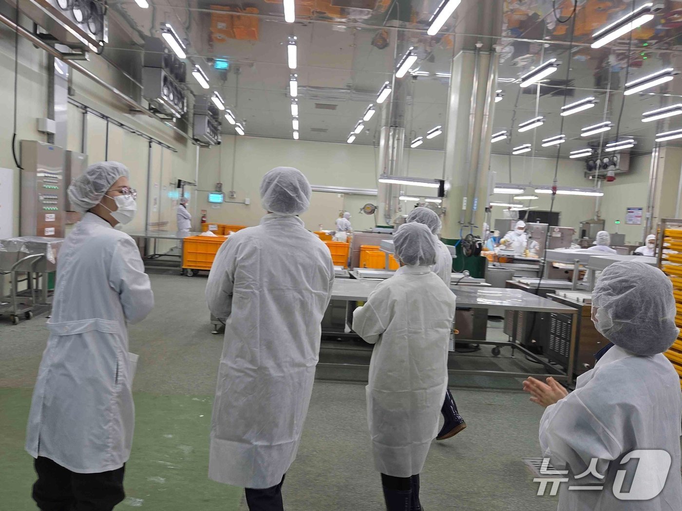 경기 수원시 관계자들이 학교급식 식자재 공급업체를 점검하고 있다. (수원시 제공. 재판매 및 DB 금지) 2026.4.17/뉴스1