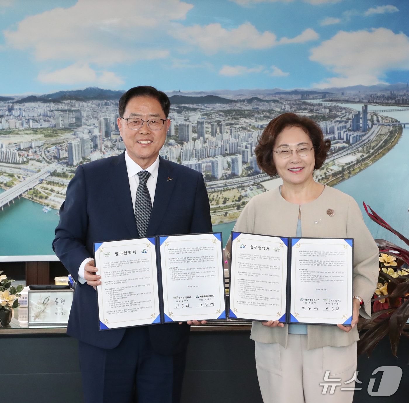 서울 용산구와 경기도 양주시는 옛 용산가족휴양소 부지 공공시설 조성 협력을 위한 업무협약을 체결했다. 왼쪽부터 강수현 양주시장, 박희영 용산구청장.(용산구 제공)