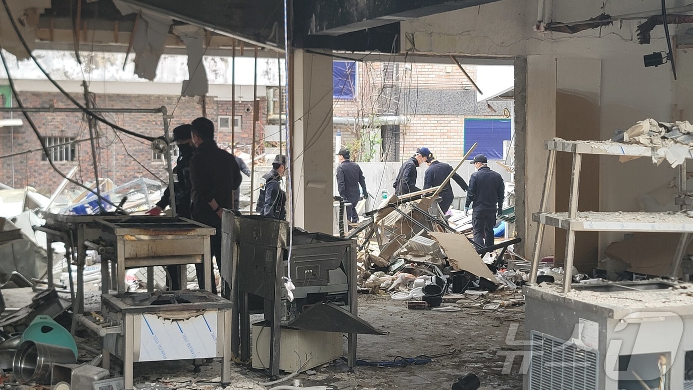 경찰·소방·국립과학수사연구원·한국가스안전공사 관계자들이 17일 오전 충북 청주 가스폭발 사고 원인 규명을 위한 2차 합동감식을 하고 있다.2026.4.17 ⓒ 뉴스1 임양규 기자