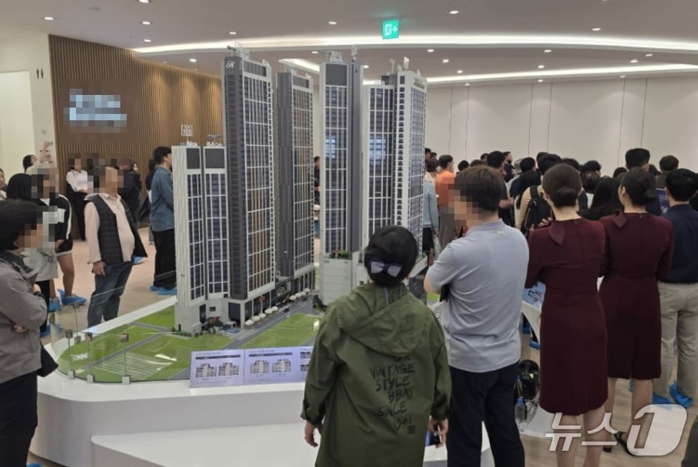 대구의 민간아파트 분양 가격이 2개월 연속 하락해 평당 3000만 원대가 깨졌다. 대구 수성구의 한 견본주택 모습.(뉴스1 자료, 재판매 및 DB 금지)