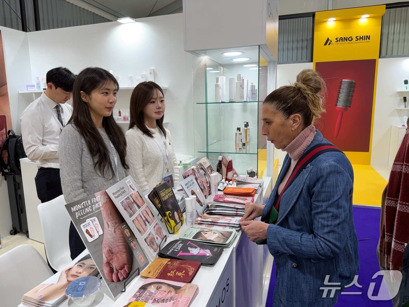 인하대 GTEP 사업단 학생들이 2026 이탈리아 볼로냐 코스모프로프 뷰티 박람회에서 수출 지원 활동을 펼치고 있다.(인하대 제공. 재배포 및 DB금지)2026.4.17/뉴스1