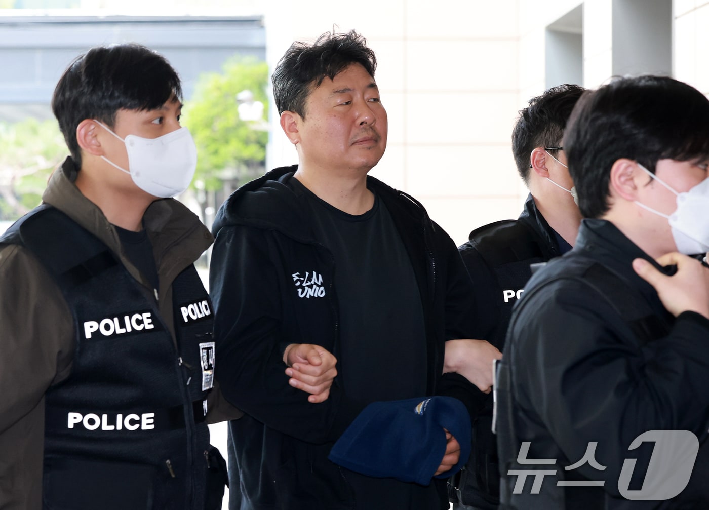 학교 내 성폭력 문제를 제기했다가 해임된 교사 지혜복 씨의 복직을 요구 시위한 고진수 민주노총 세종호텔지부장이 17일 서울 마포구 서울서부지방법원에서 열린 구속 전 피의자 심문(영장실질심사)에 출석하고 있다.  2026.4.17 ⓒ 뉴스1 이호윤 기자