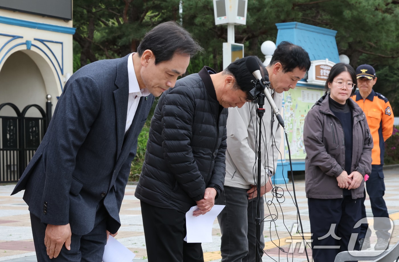 정국영 대전도시공사 사장이 17일 대전 중구 오월드에서 기자회견을 열고 오월드를 탈출한 늑구와 관련해 사과하고 있다. 늑구는 지난 8일 오전 9시 30분께 오월드 사파리 내 철조망 아래를 파고 탈출해 10일 만인 17일 오전 0시 44분께 마취총을 이용해 최종 포획에 성공해 시설로 돌아왔다. 2026.4.17 ⓒ 뉴스1 김기태 기자