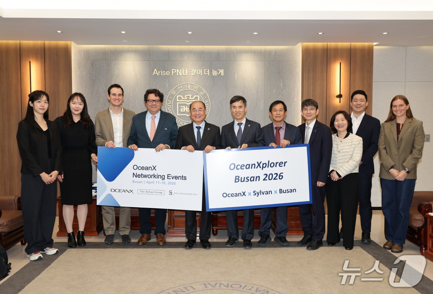 지난 14일 부산대 대학본부에서 최재원 부산대 총장, 빈센트 피에리본 오션엑스 CSO 등 참석자들이 기념촬영하고 있다. (부산대 제공. 재판매 및 DB 금지)