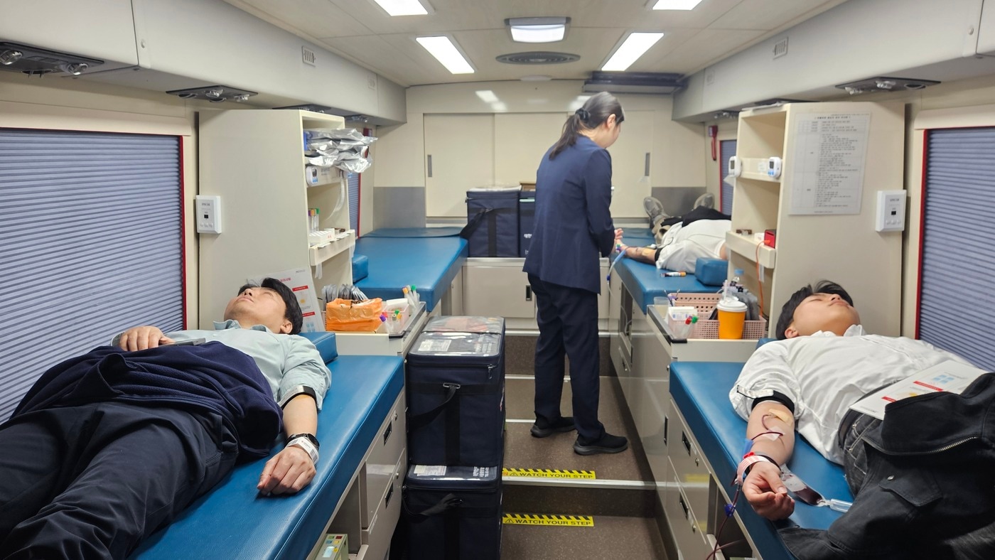 일진전기 임직원들 헌혈 모습.(일진전기 제공)