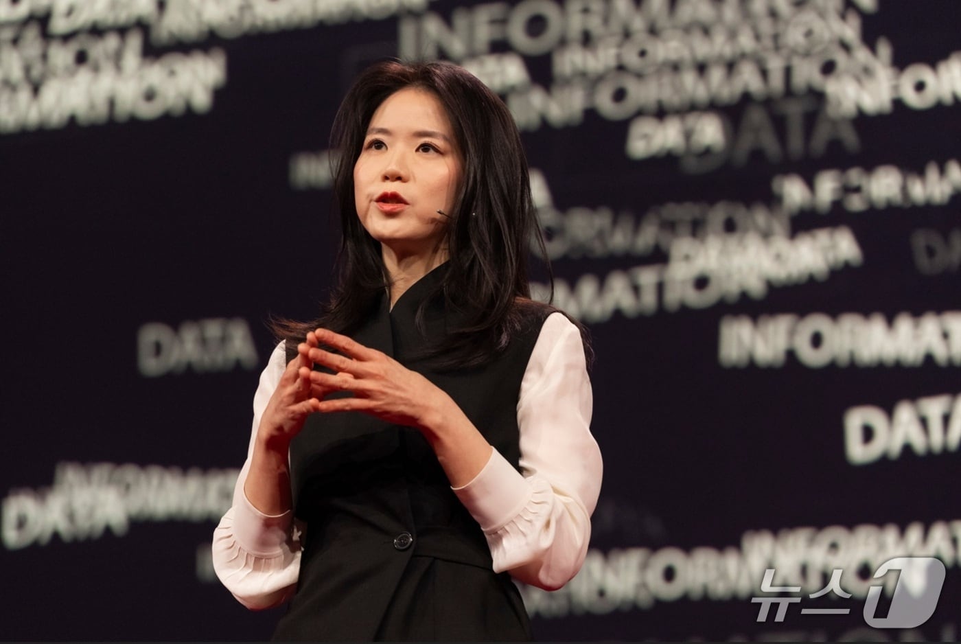 15일 TED 2026 메인 스테이지에서 강연하는 KAIST 강이연 교수(KAIST 제공·사진작가 Ryan Lash) /뉴스1