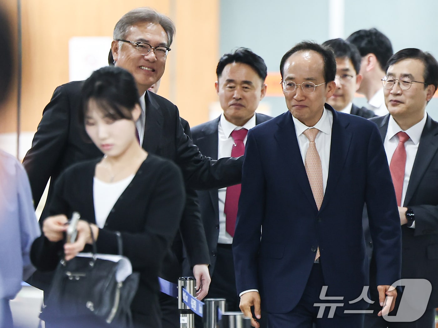 정진석 전 대통령비서실장(왼쪽)과 추경호 국민의힘 전 원내대표가 지난 4월 17일 오전 서울 서초구 서울중앙지방법원에서 공판에 출석하며 인사를 나누고 있다. 2026.4.17 ⓒ 뉴스1 김도우 기자