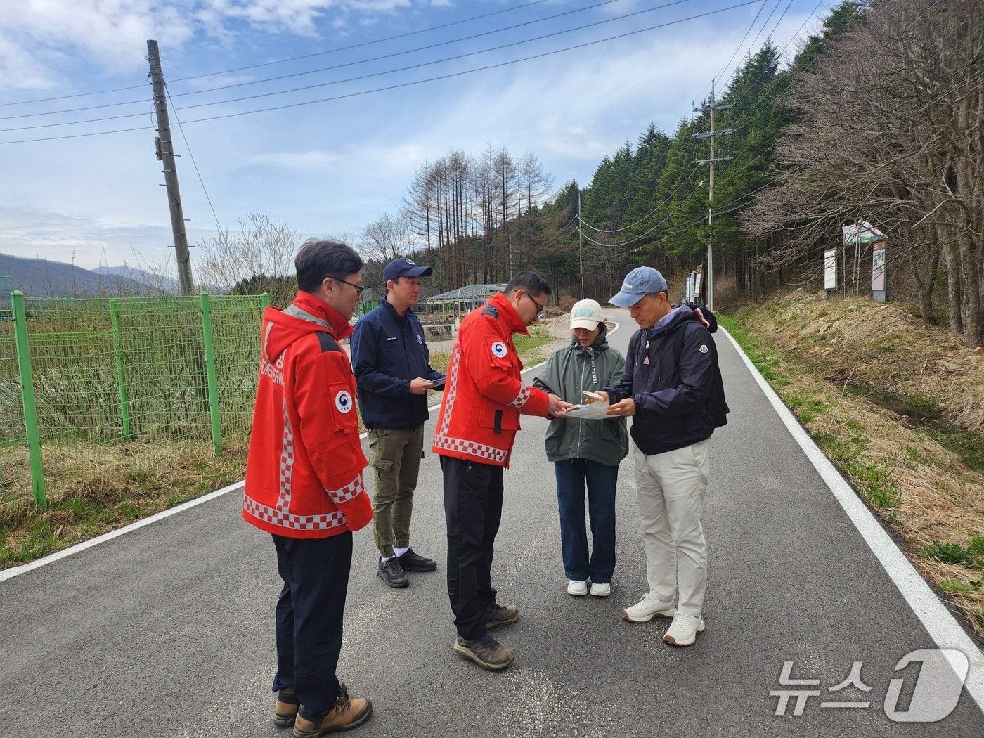최수천 동부지방산림청장(사진 가운데)이 17일 선자령에서 산불예방 계도활동을 하고 있다.(동부산림청 제공, 재판매 및 DB 금지) 2026.4.17/뉴스1