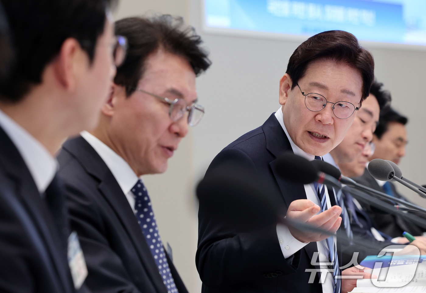 이재명 대통령이 지난 17일 청와대에서 열린 공공기관 및 유관기관 업무보고에서 김민석 총리에게 발언을 하고 있다. 2026.4.17 ⓒ 뉴스1 이재명 기자