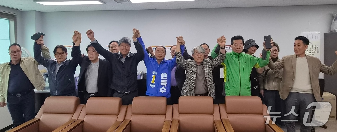 17일 전북 임실군청 브리핑룸에서 김진명 예비후보가 한득수 예비후보 지지를 선언하고 있다.(선거사무실제공, 재판매 및 DB금지)2026,4.17/뉴스1