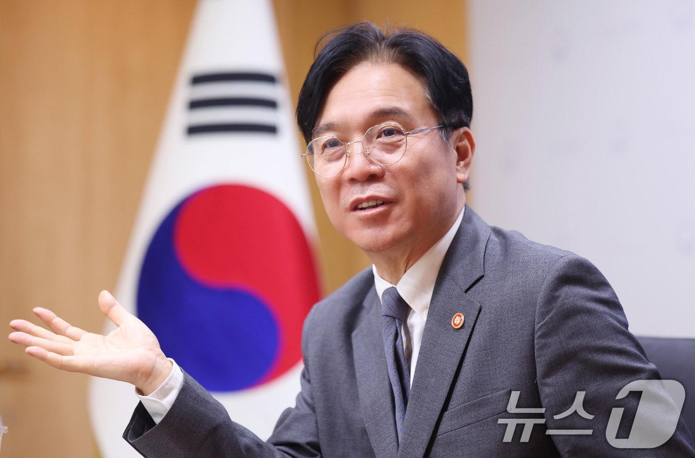 김영훈 노동부 장관 "1년11개월 쪼개기 계약 그만"...기간제법 20년만에 ... - 뉴스 썸네일 이미지