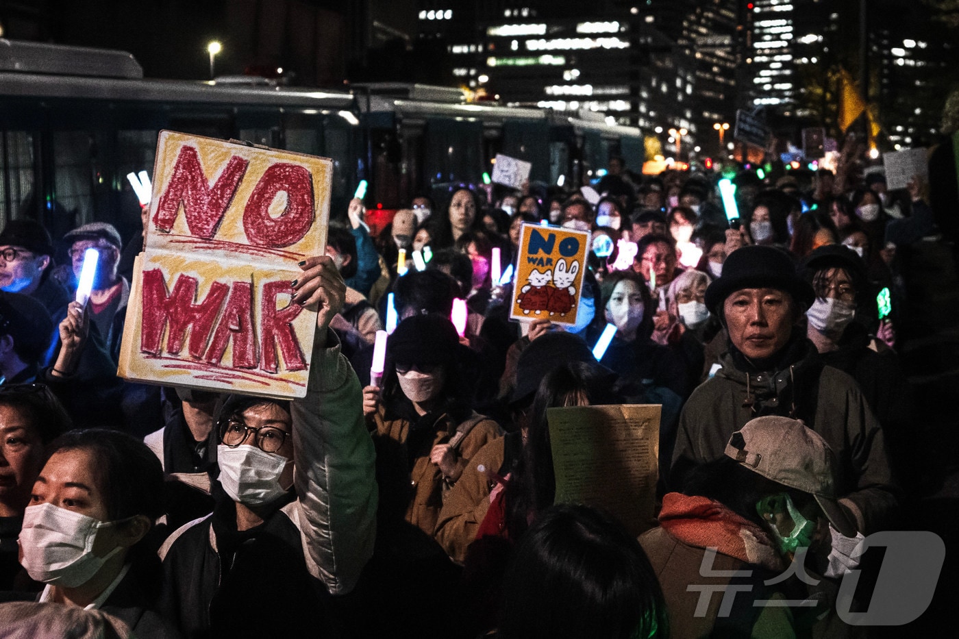 8일, 일본 도쿄 국회의사당 앞에서 시위대가 시위에 참여하고 있다. 2026.04.08. ⓒ 신화=뉴스1