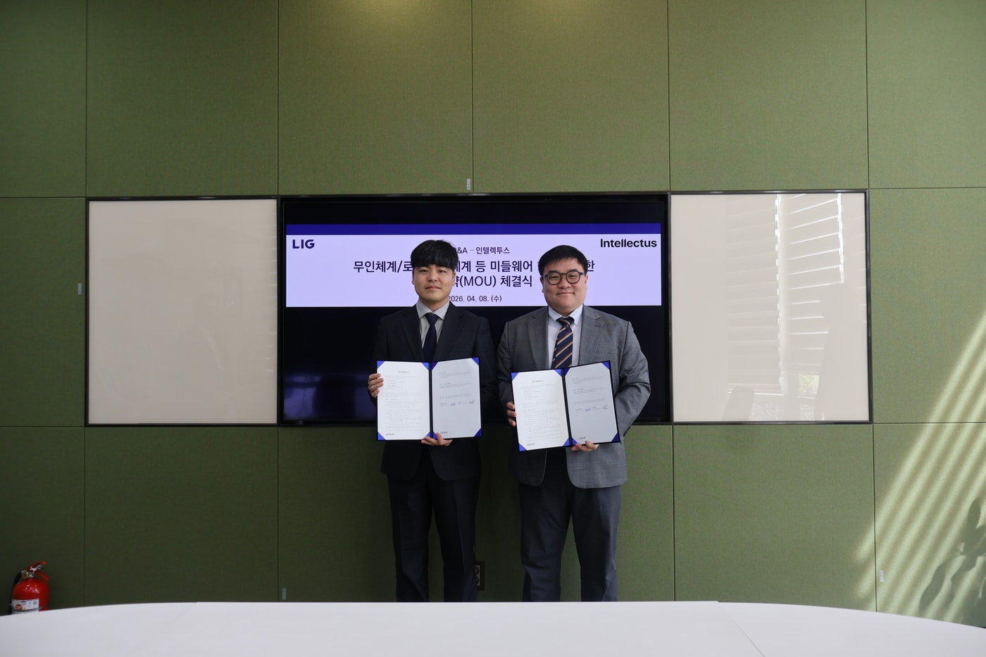 LIG D&A와 ㈜인텔렉투스가 업무협약(MOU)을 체결했다. LIG D&A 이승영 본부장(오른쪽)과 인텔렉투스 이상웅 대표가 기념촬영을 하고 있다. (LIG D&A 제공)
