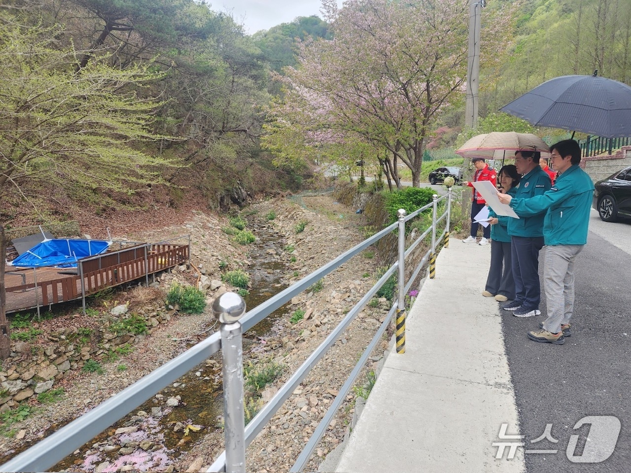 김낙철 부구청장이 기성동 일대에서 불법 점용 실태를 점검하고 있다.(서구 제공. 재판매 및 DB금지)/뉴스1