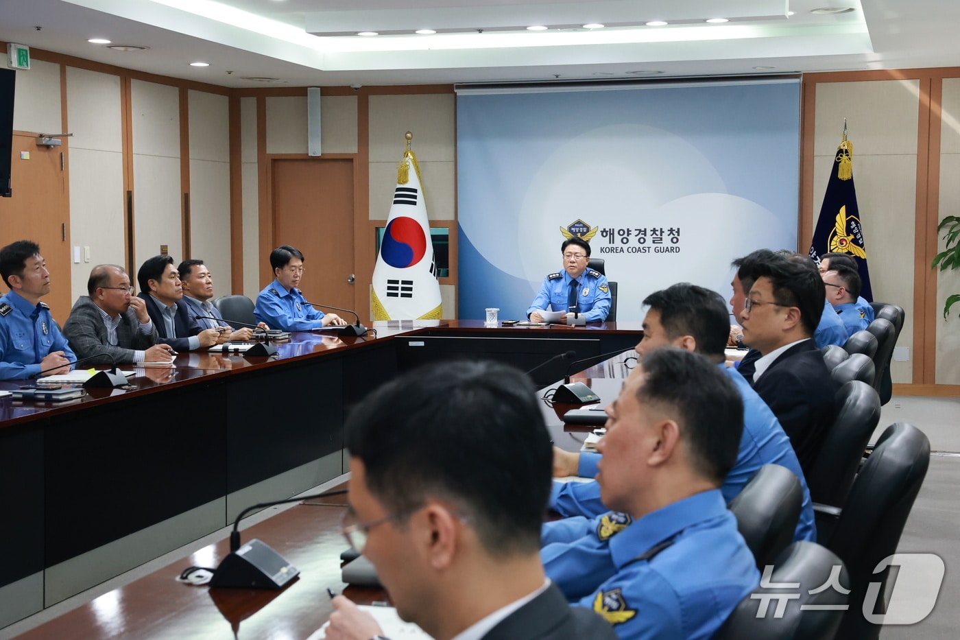 장인식 해양경찰청장 직무대리가 17일 전국 지휘관 화상회의를 주재하고 있다(해양경찰청 제공/뉴스1)