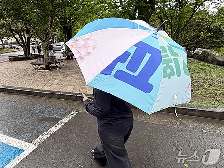 폐현수막으로 제작된 제주대학교 공유 우산.(제주대학교 제공, 재판매 및 DB 금지)