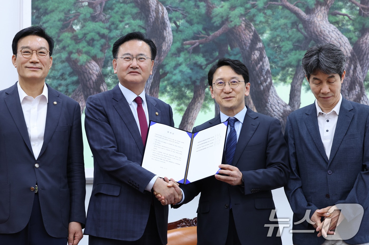 천준호 더불어민주당 원내운영수석부대표와 유상범 국민의힘 원내운영수석부대표가 지난 17일 서울 여의도 국회에서 6.3 지방선거 정치개혁 관련 합의문을 발표하고 있다. 왼쪽부터 서일준 국민의힘 정개특위 간사, 유 원내수석, 천 원내수석, 윤건영 더불어민주당 정개특위 간사. 2026.4.17 ⓒ 뉴스1 신웅수 기자