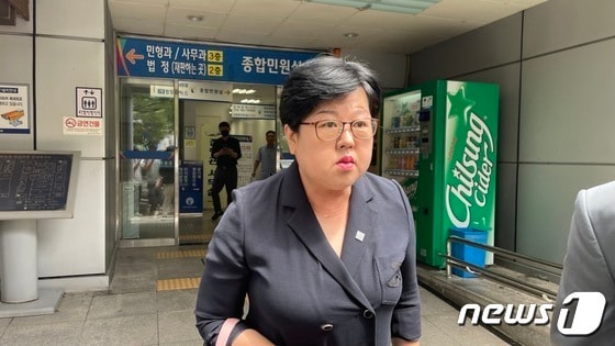 김미나 경남 창원시의원이 지난 2023년 8월 31일 창원지법 마산지원에서 열린 자신의 모욕 혐의 재판 후 법원을 나서고 있다.2023.8.31/뉴스1 강정태 기자