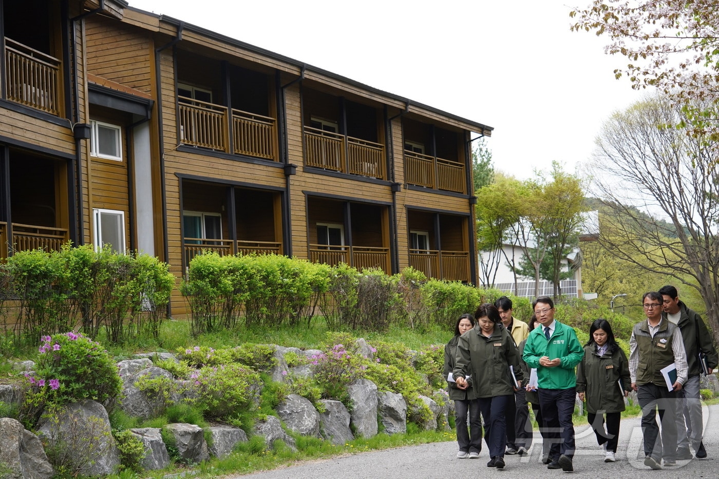 박은식 산림청장이 17일 충북 청주 국립상당산성자연휴양림에서 현장 점검을 하고 있다. (산림청 제공. 재판매 및 DB금지)2026.4.17 ⓒ 뉴스1 김기태 기자