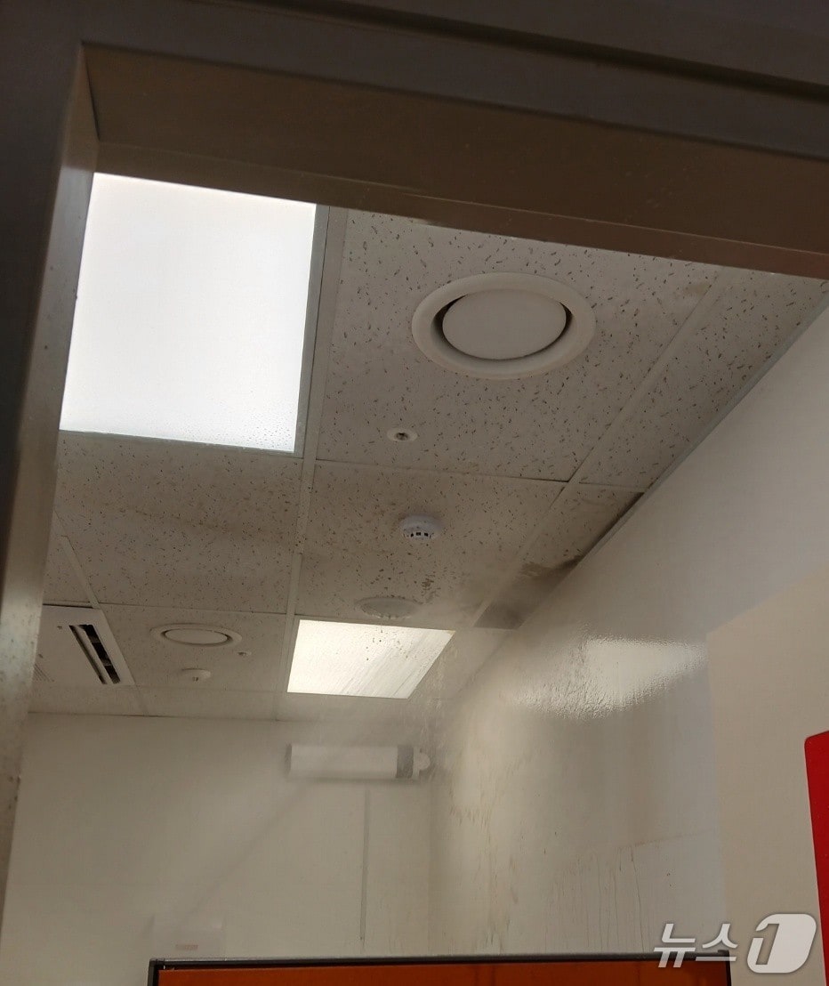 17일 오후 7시32분쯤 대구 북구 코스트코 대구점 내부 사무실 천장에서 불이 나 소방 당국이 10여분 만에 진화했다.(대구소방안전본부 제공. 재판매 및 DB금지)