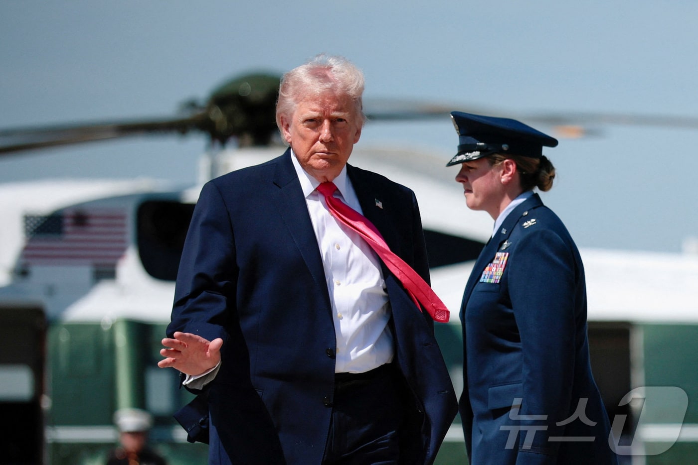 도널드 트럼프 미국 대통령이 지난 16일(현지시간) 앤드루스 공군기지에서 네바다주 라스베이거스로 향하는 에어포스원에 탑승하기 전 손을 들어 보이고 있다. 2026.04.17. ⓒ 로이터=뉴스1