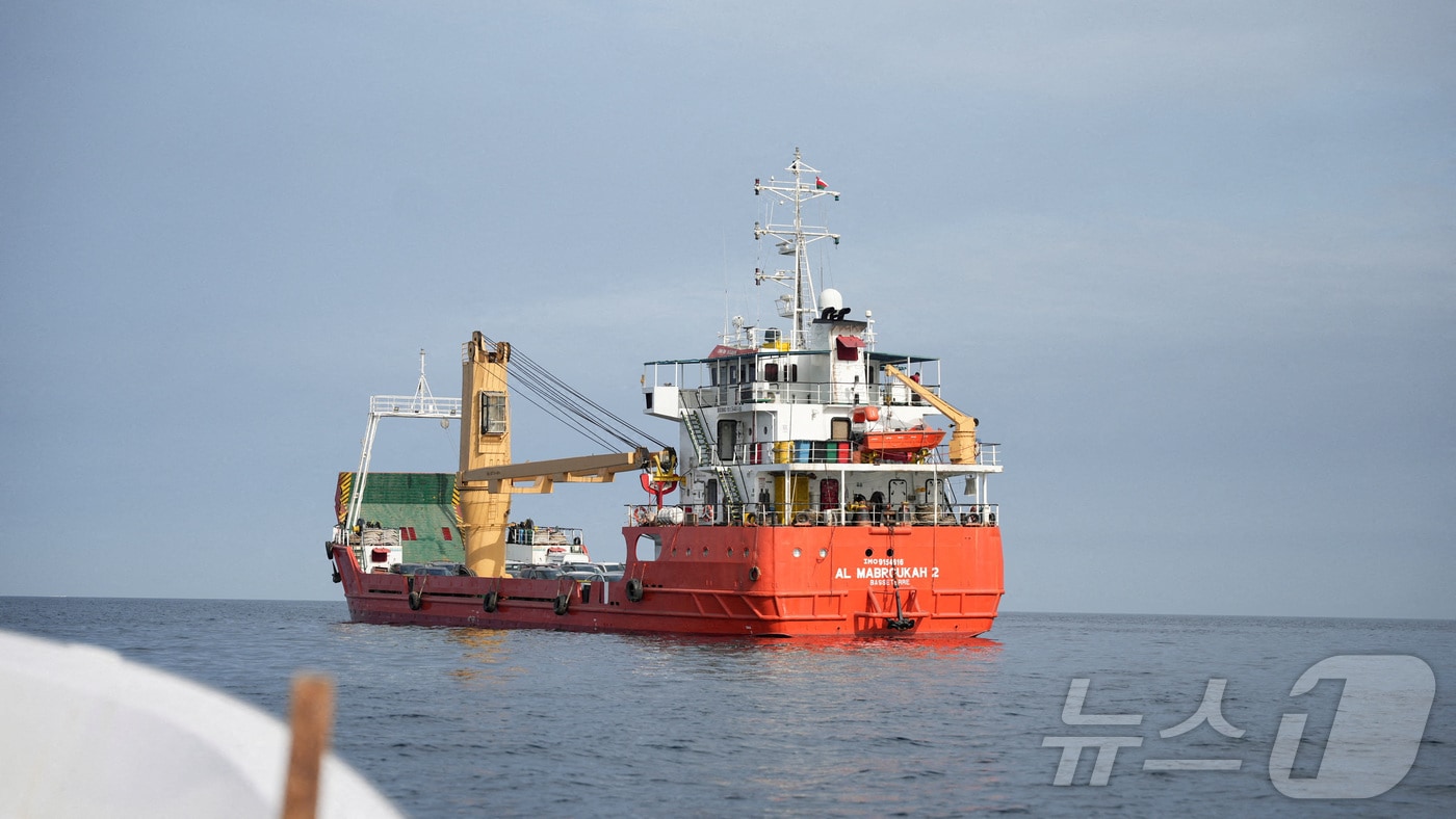 지난 12일(현지시간) 오만의 무산담주 해안 인근 호르무즈 해협을 지나는 선박의 모습. 2026.04.18. ⓒ 로이터=뉴스1