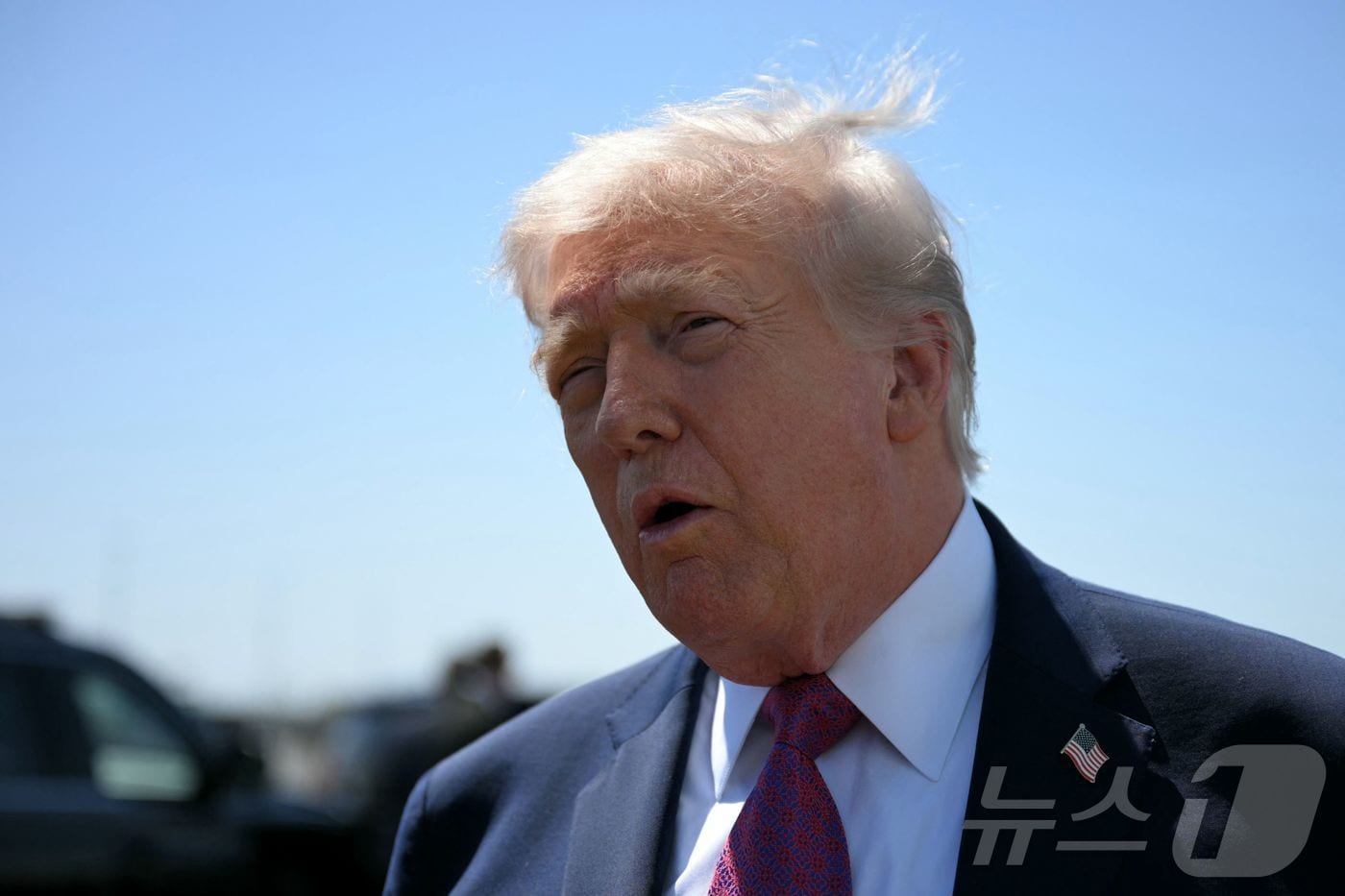 도널드 트럼프 미국 대통령이 17일(현지시간) 애리조나주 피닉스의 스카이하버 국제공항에서 기자들의 질문에 답하고 있다. 2026.04.17. ⓒ AFP=뉴스1