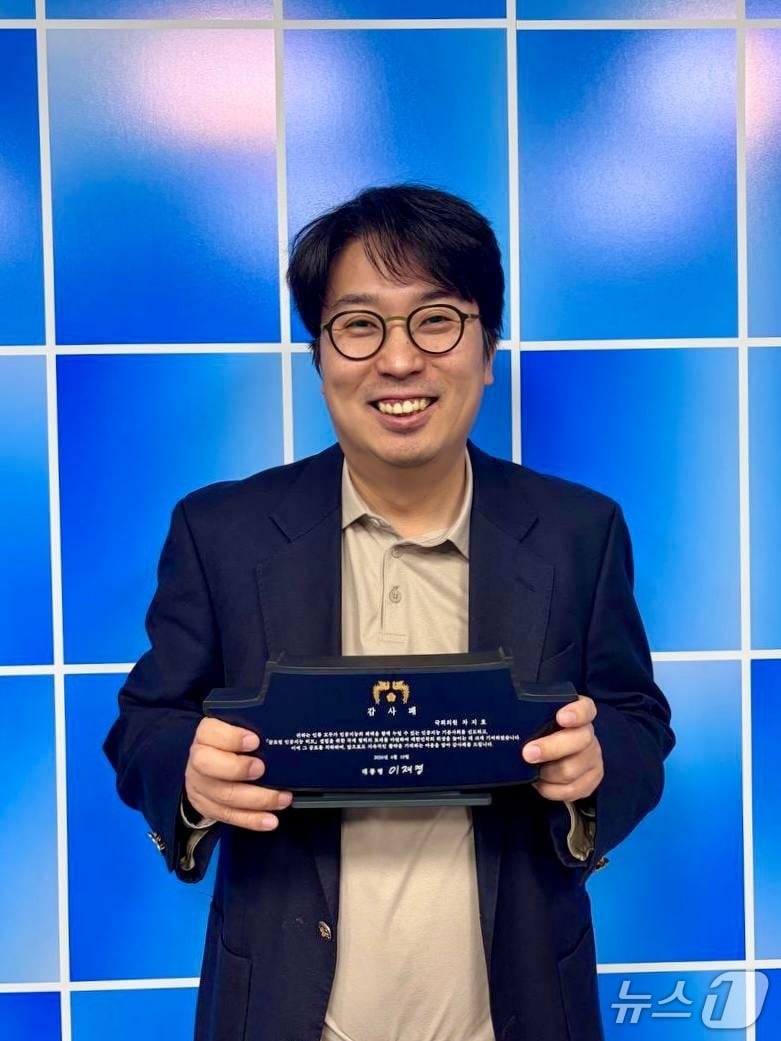 李대통령 'AI 기본사회' 글로벌 확산 기여 차지호 의원에 감사패