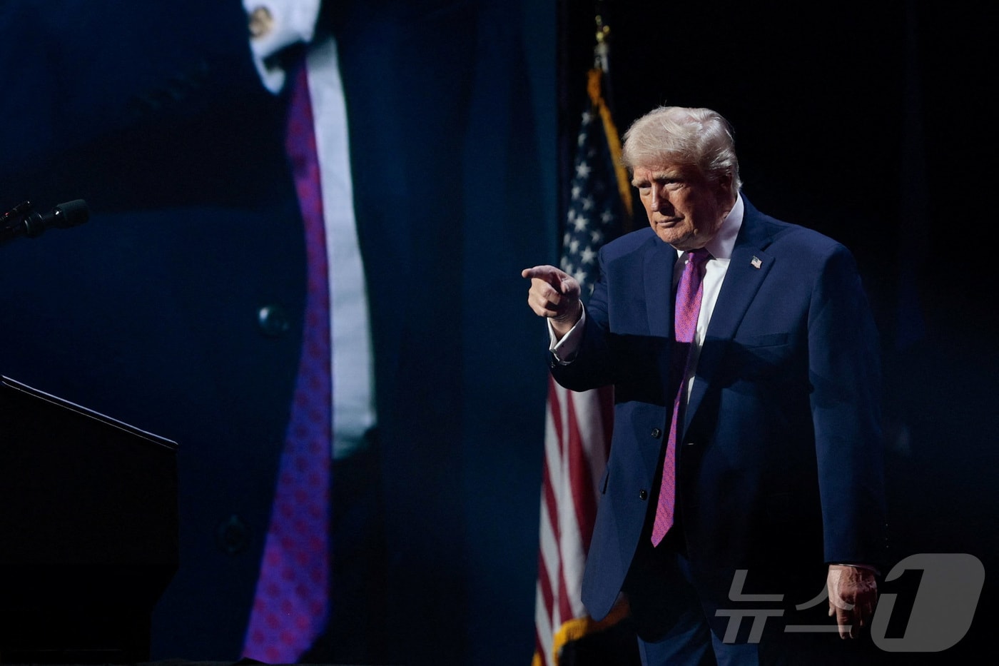 도널드 트럼프 미국 대통령이 17일(현지시간) 애리조나주 피닉스 드림 시티 처치에서 열린 '터닝 포인트 USA' 행사에 참석해 무대에서 청중을 가리켜 보이고 있다. 2026.04.17. ⓒ 로이터=뉴스1