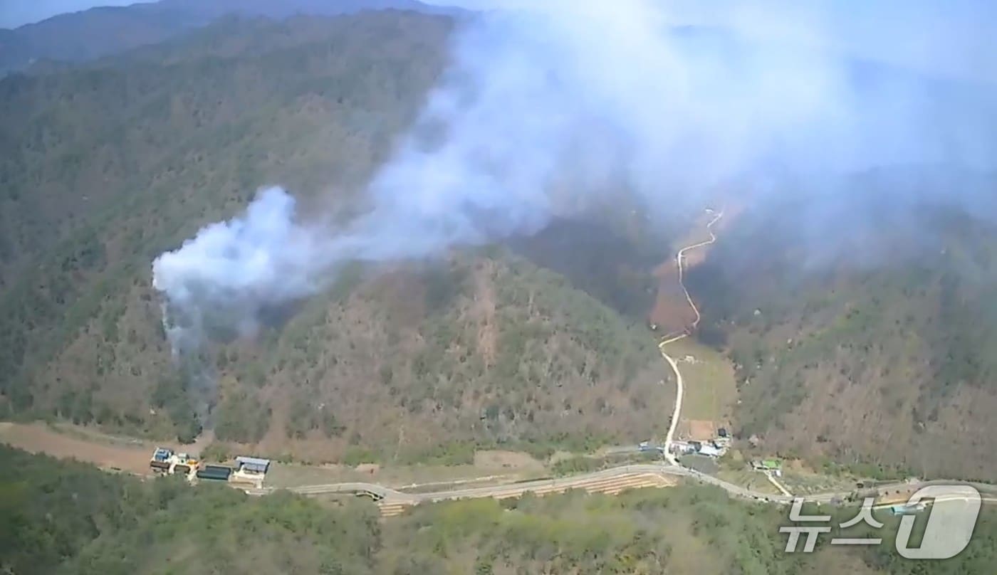 18일 낮 12시 5분쯤 경북 안동 예안면의 야산에서 불이 나 소방 당국이 진화에 나섰다. (경북소방본부 제공. 재판매 및 DB 금지) 2026.4.18/뉴스
