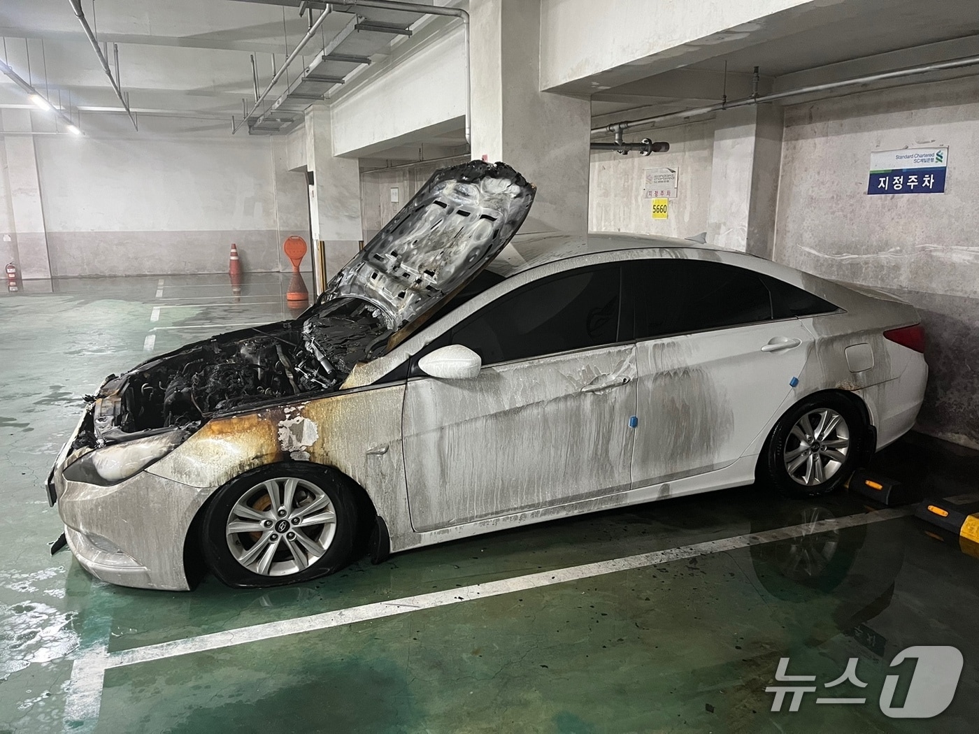 18일 전북 전주시 서신동 한 빌딩 지하주장에 있던 승용차에서 불이 났다.(전북도 소방본부 제공. 재판매 및 DB금지)/뉴스1  