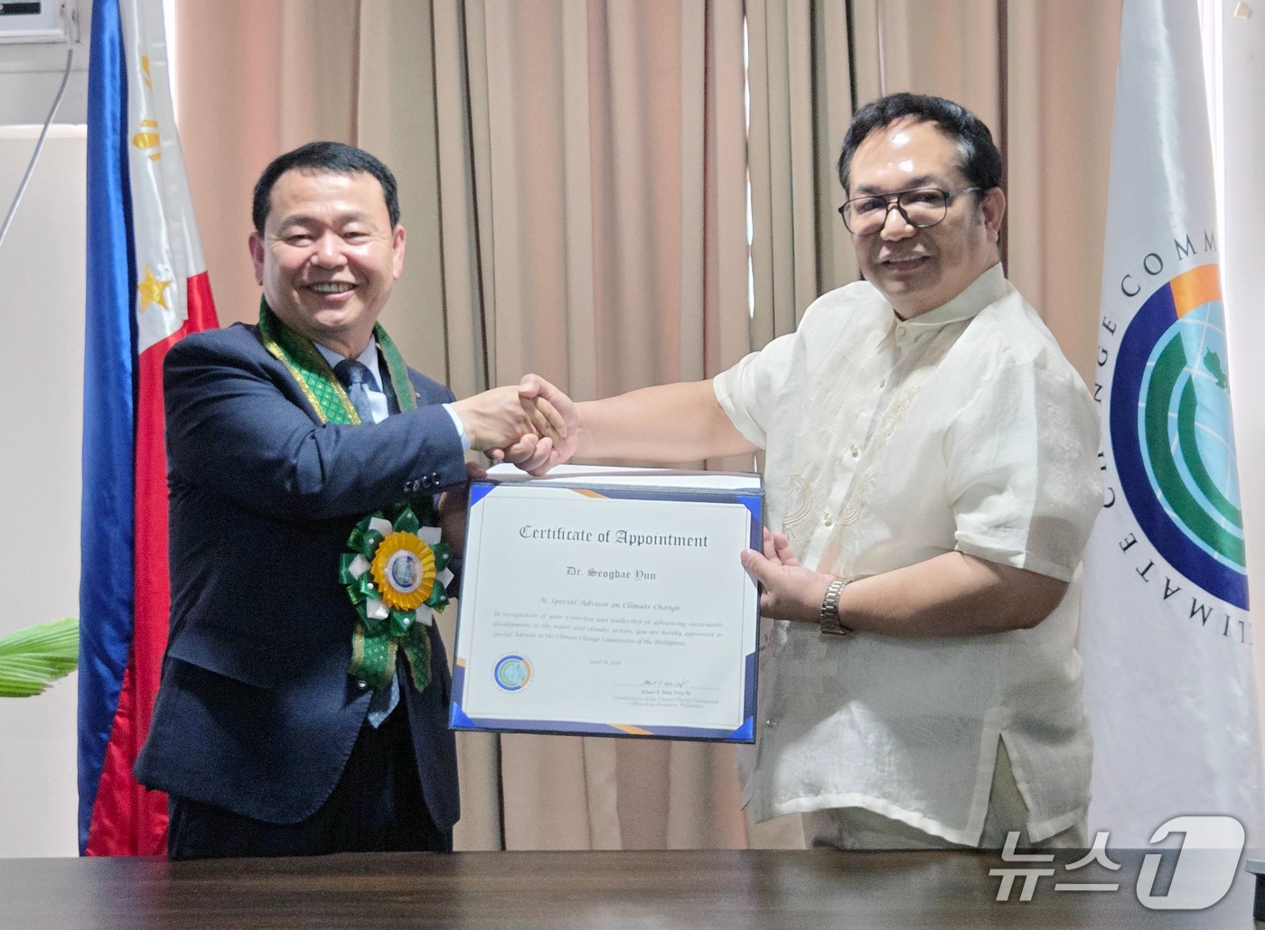  윤석대 한국수자원공사 사장이 지난 18일 필리핀 대통령궁 직속 기후변화위원회 특별고문으로 위촉된 뒤 기념촬영을 하고 있다. (수자원공사 제공, 재판매 및 DB금지) / 뉴스1