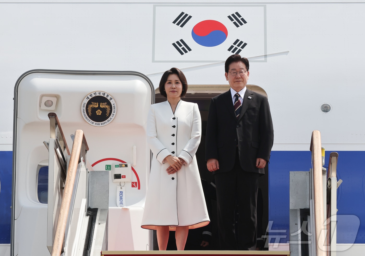 인도·베트남 순방길에 오른 이재명 대통령과 김혜경 여사가 지난 19일 경기 성남 서울공항을 통해 출국하며 인사하고 있다. ⓒ 뉴스1 이재명 기자